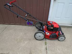 lot 105 image: Troy Bilt variable speed lawn mower. Like new. Tested & works. As shown. THIS ITEM HAS A RESERVE.