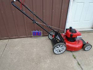 lot 107 image: Troy Bilt push mower. Like new. Tested & works. As shown. THIS ITEM HAS A RESERVE.