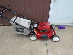 lot 112 image: Toro personal pace self propelled lawn mower with bag. Tested & works. As shown. THIS ITEM HAS A RESERVE.