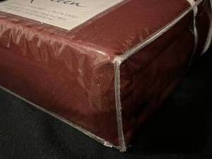 lot 16 image: NEW Wine Color 1600 Count Queen Sheet Set #2