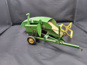 lot 704 image: Tru-Scale John Deere Model 12A Combine Steel Model - 116 Scale