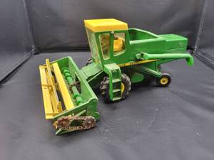 lot 708 image: ERTL John Deere 6600 Combine Diecast Model - 116 Scale