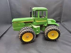lot 709 image: ERTL John Deere 8650 4WD Tractor Diecast Model - 116 Scale - Collectors Series July 1982
