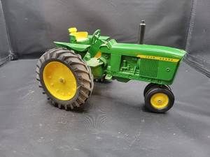 lot 710 image: John Deere Tractor Diecast Model - 1 16 Scale - JLE Scale Models