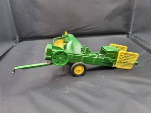 lot 711 image: ERTL John Deere Square Baler Diecast Model - 116 Scale