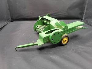lot 712 image: Tru-Scale John Deere Square Baler Steel Model - 116 Scale