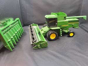 lot 715 image: ERTL John Deere Titan II Combine Diecast Model with Corn & Bean Heads - 116 Scale