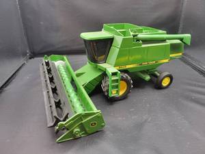 lot 716 image: ERTL John Deere Model 9600 Combine Diecast Model with Bean Head - 116 Scale - 1989 Special Edition