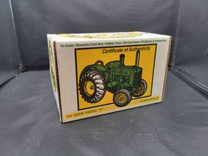 lot 717 image: ERTL John Deere D Diecast Tractor Model in Box - 116 Scale