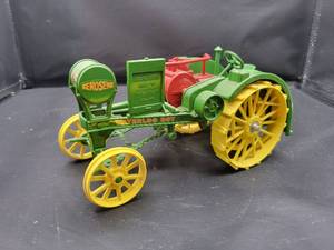 lot 718 image: ERTL John Deere Waterloo Boy Model R Diecast Tractor Model - 116 Scale - Special Edition