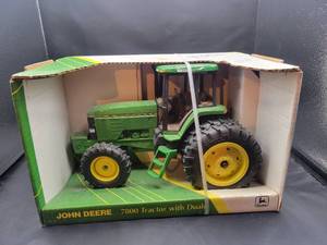 lot 721 image: ERTL John Deere 7800 Diecast Tractor with MFWD and Duals Model in Box - 116 Scale - Collectors Edition
