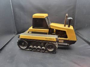 lot 725 image: Valley Patterns CAT Challenger 65 Track Tractor Model - Serial Number 243 - 116 Scale - HARD TO FIND