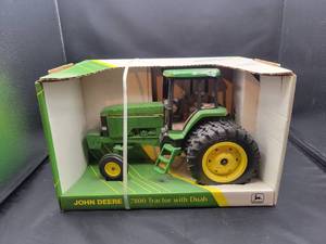 lot 728 image: ERTL John Deere 7800 Row crop with Duals Diecast Tractor Model in Box - 116 Scale - Collectors Edition