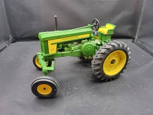 lot 732 image: ERTL John Deere 720 Diecast Tractor Model - Two-Cylinder Club Special Edition 1990 - 116 Scale
