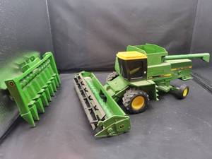 lot 733 image: ERTL John Deere TURBO Combine Diecast Model with Corn & Bean Heads - 116 Scale