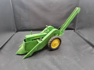 lot 734 image: Tru-Scale John Deere Tractor with Picker - Diecast and Tin Model - 116 Scale
