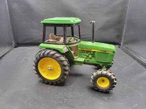 lot 736 image: ERTL John Deere 2550 Diecast Tractor Model - 116 Scale - 1983 Collectors Series
