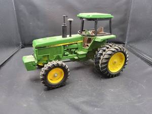 lot 737 image: ERTL John Deere MFWD Tractor with Duals - 116 Diecast Model