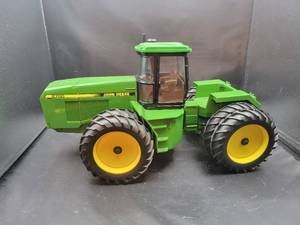 lot 701 image: ERTL John Deere 8760 4WD Tractor Diecast Model - 116 Scale - 1988 Special Edition
