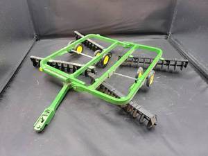 lot 739 image: ERTL John Deere Off-Set Flex Wing Disc Diecast Model - 116 Scale