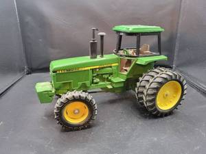 lot 740 image: ERTL John Deere 4850 Diecast Tractor Model - 116 Scale - July 1982 Collectors Series