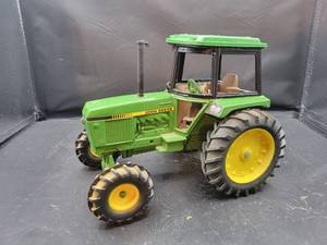 lot 742 image: ERTL John Deere Diecast Tractor Model - 116 Scale