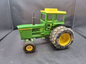 lot 745 image: ERTL John Deere 4620 Diesel Tractor Diecast Model with Duals - 116 Scale