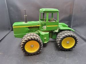 lot 746 image: ERTL John Deere 8630 4WD Tractor Diecast Model - 116 Scale