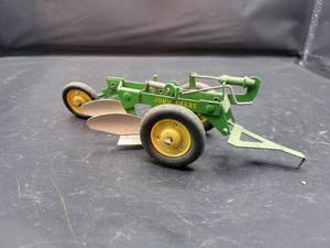 lot 752 image: Tru-Scale John Deere 2-Bottom Tin Model - 116 Scale