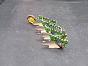lot 753 image: Tru-Scale John Deere 4-Bottom 3-Point Hitch Tin Model - 116 Scale