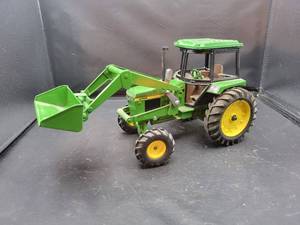 lot 754 image: ERTL John Deere 2755 Diecast Tractor Model with Loader - 116 Scale