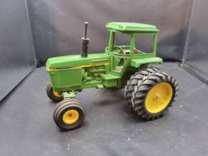 lot 755 image: ERTL John Deere Tractor Diecast Model with Duals - 116 Scale