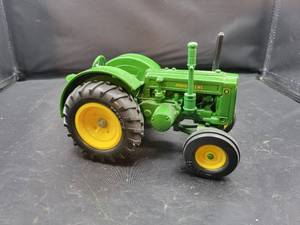 lot 756 image: ERTL John Deere D Tractor Diecast Model - 116 Scale