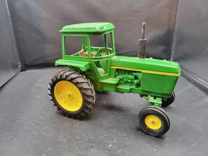 lot 759 image: ERTL John Deere Tractor Diecast Model - 116 Scale