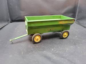 lot 763 image: Tru-Scale John Deere Flare Wagon on Running Gear Tin Model - 116 Scale