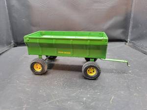 lot 764 image: ERTL John Deere Flare Wagon Diecast Model - 116 Scale