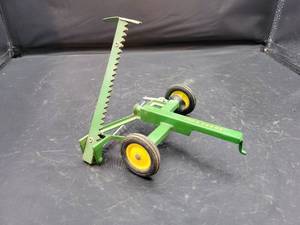 lot 768 image: ERTL John Deere Sickle Mower Diecast Model - 116 Scale