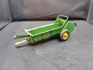 lot 769 image: Tru-Scale John Deere Manure Spreader Tin Model - 116 Scale