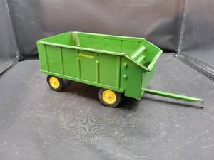 lot 770 image: ERTL John Deere Forage Wagon Diecast Model - 116 Scale