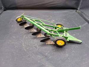 lot 771 image: ERTL John Deere 4-Bottom Plow DiecastTin Model - 116 Scale