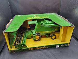lot 774 image: ERTL John Deere 9510 Maximizer Combine Diecast Model in Box - 116 Scale