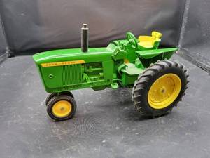 lot 788 image: John Deere Tractor Diecast Model - 1 16 Scale - JLE Scale Models