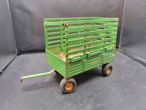lot 789 image: ERTL John Deere Wagon Tin Model - 116 Scale