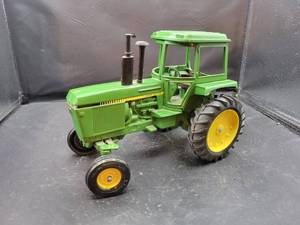 lot 790 image: ERTL John Deere Tractor Diecast Model - 1 16 Scale
