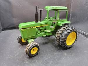 lot 791 image: ERTL John Deere Tractor Diecast Model with Duals - 1 16 Scale