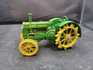 lot 799 image: ERTL John Deere Model BR Diecast Tractor Model with Steel Wheels - 116 Scale - 1988 Special Edition