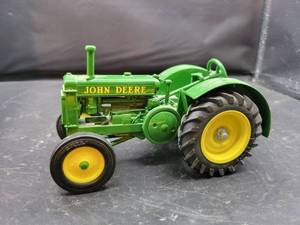 lot 800 image: ERTL John Deere Model BR Diecast Tractor Model - 116 Scale - 1988 Special Edition