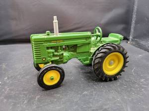 lot 801 image: ERTL John Deere Model M Diecast Tractor Model - 116 Scale - Series III
