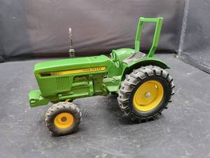 lot 802 image: ERTL John Deere Tractor Diecast Model - 116 Scale