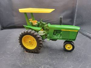 lot 804 image: John Deere Tractor with Sunshade Canopy Diecast Model - 1 16 Scale - JLE Scale Models